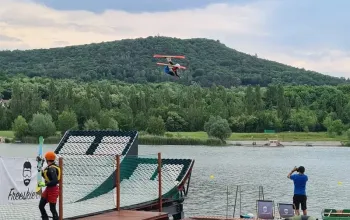 Lekce freestyle lyžování se skoky do vody