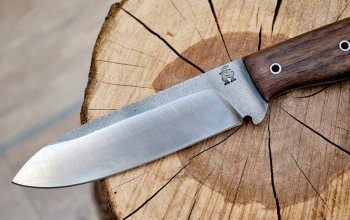 Bushcraft: Ručně kovaný nůž s dubovou rukojetí