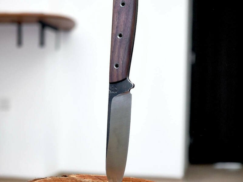 Bushcraft: Ručně kovaný nůž s dubovou rukojetí