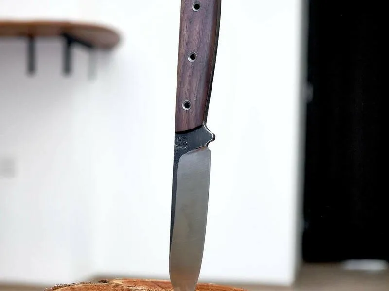 Bushcraft: Ručně kovaný nůž s dubovou rukojetí