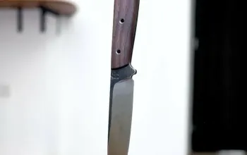 Bushcraft: Ručně kovaný nůž s dubovou rukojetí