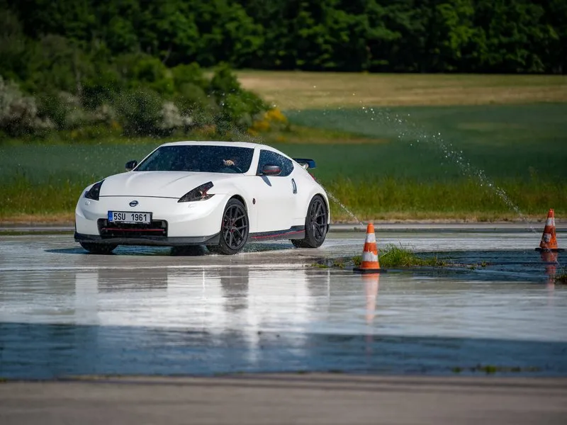Škola smyku v Nissanu 370Z Nismo