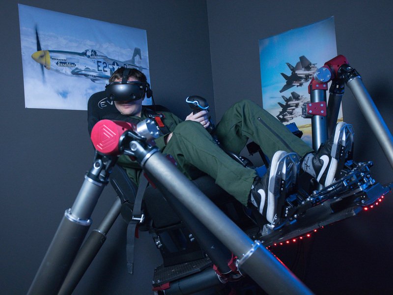 Pohyblivý letecký simulátor s VR