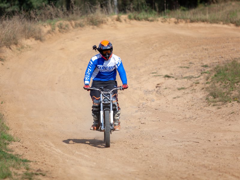 Motorky na trialové trati s mistrem ČR: Pardubický kraj