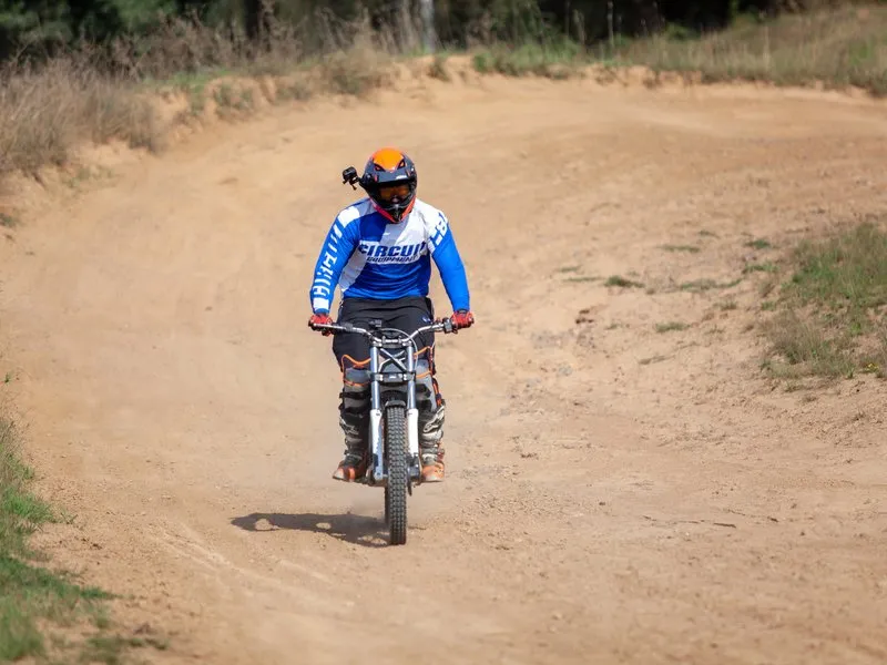 Motorky na trialové trati s mistrem ČR: Pardubický kraj