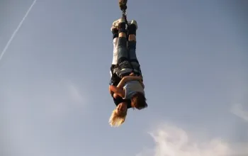 Bungee jumping až 110 metrů z jeřábu Bungee jumping až 110 metrů z jeřábu – dárek a zážitek