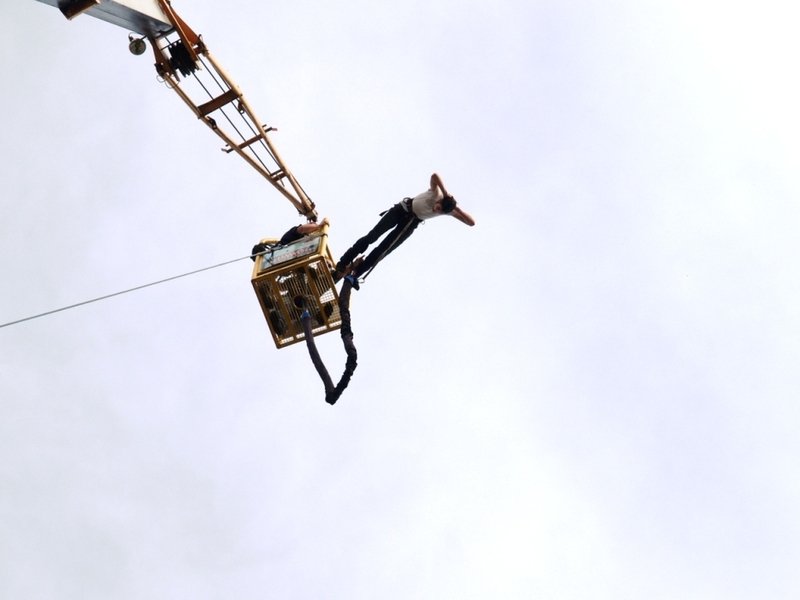 Bungee jumping až 110 metrů z jeřábu
