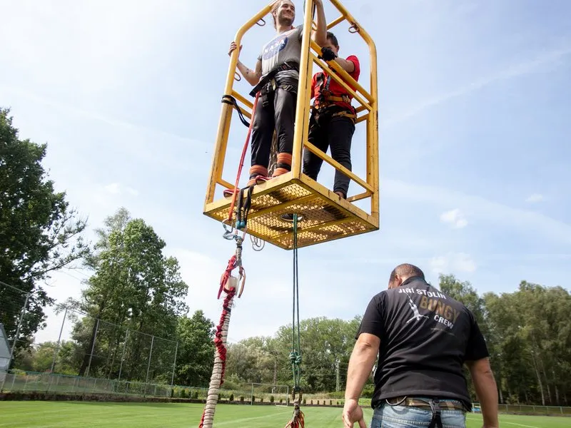 Bungee jumping až 110 metrů z jeřábu