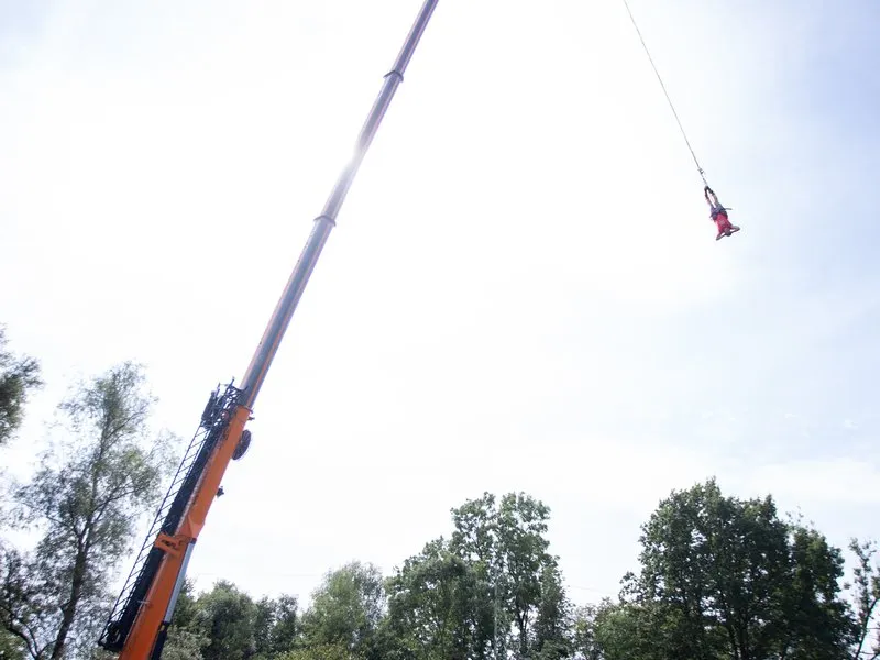 Bungee jumping až 110 metrů z jeřábu