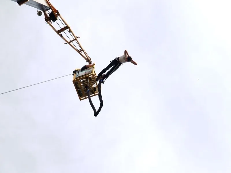 Bungee jumping až 110 metrů z jeřábu