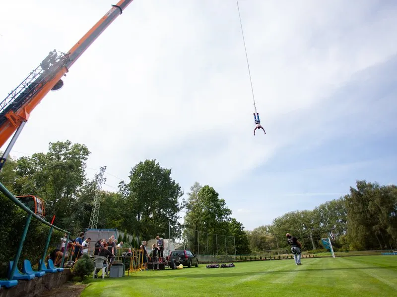 Bungee jumping až 110 metrů z jeřábu