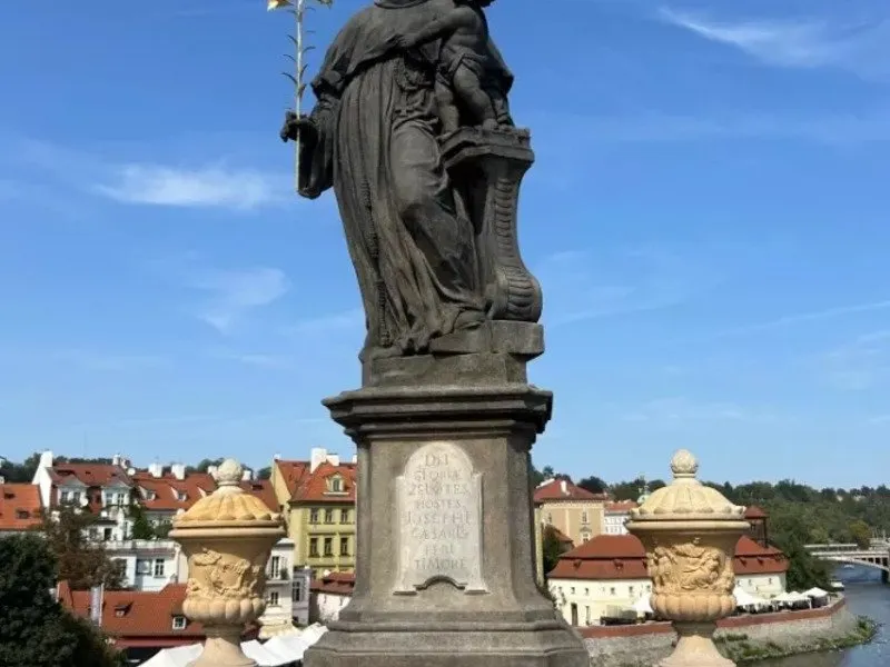 Tajemství Karlova mostu: Venkovní úniková hra