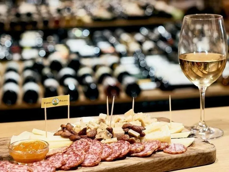 Degustace vín s občerstvením + dárkový set vína a sýrů