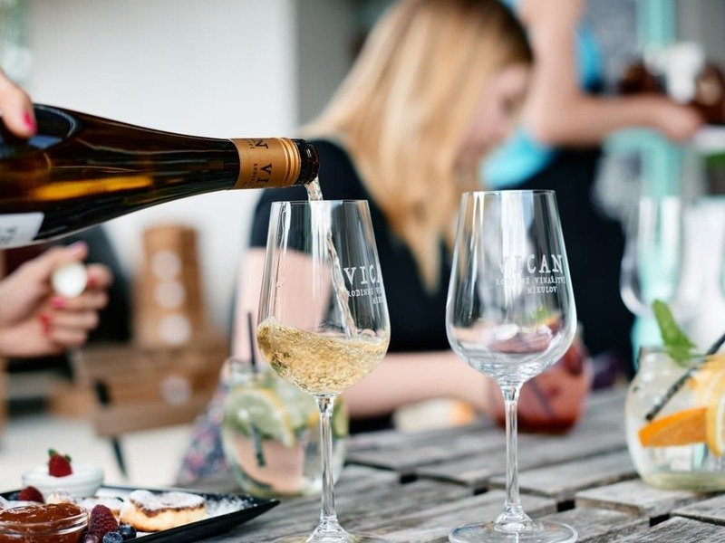 Na den vinařem: Od degustace vína po výrobu korbáčků