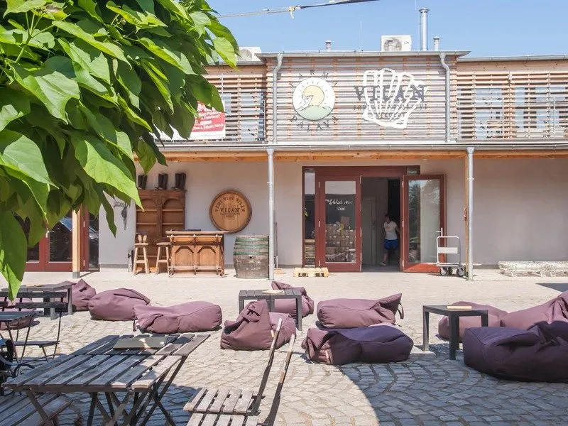 Na den vinařem: Od degustace vína po výrobu korbáčků