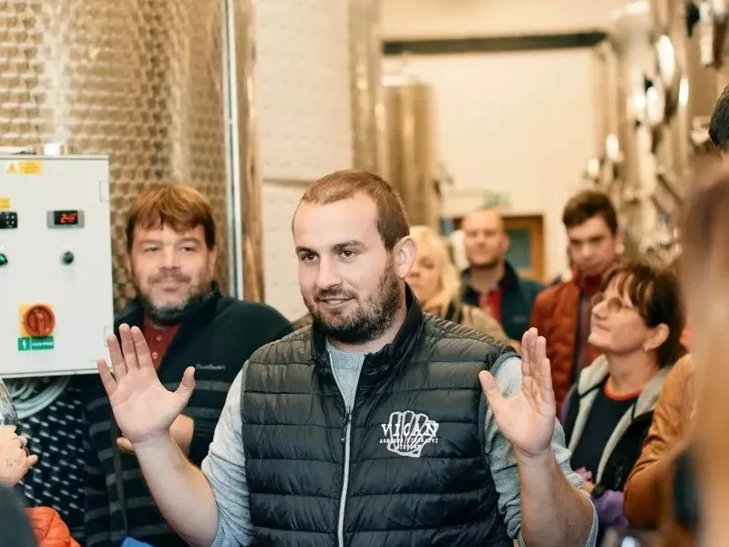 Na den vinařem: Od degustace vína po výrobu korbáčků