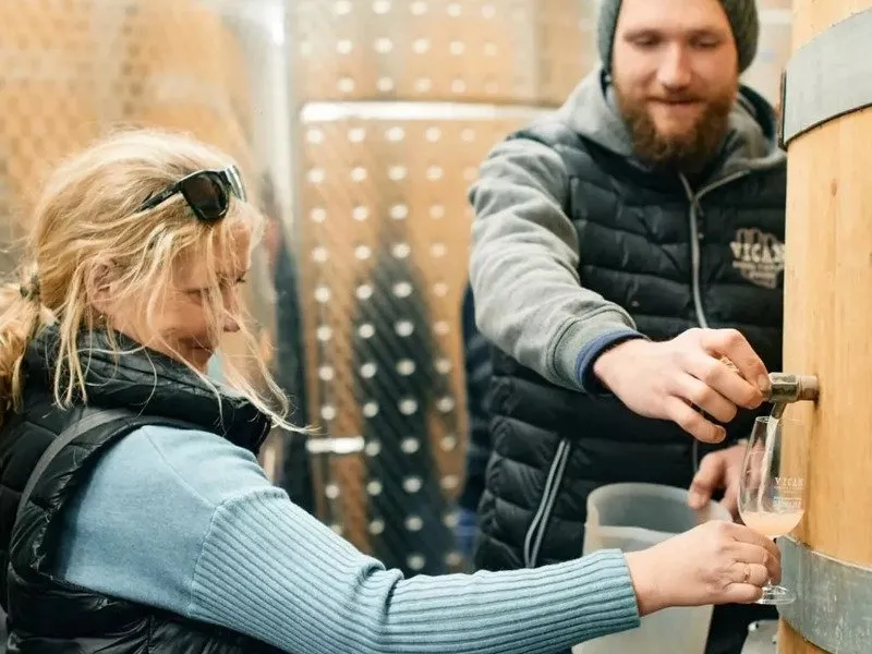 Na den vinařem: Od degustace vína po výrobu korbáčků