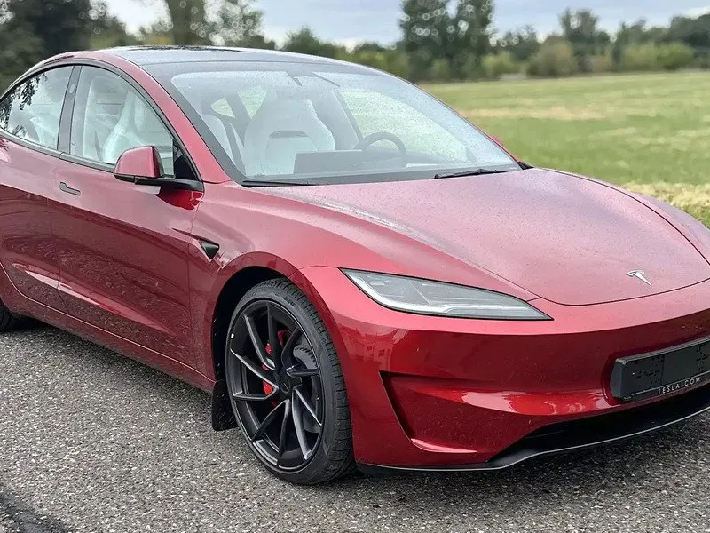 Jízda Teslou Model 3 – Performance highland 24 na polygonu v Hradci Králové