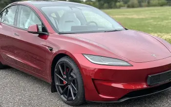 Jízda Teslou Model 3 – Performance highland 24 na polygonu v Hradci Králové