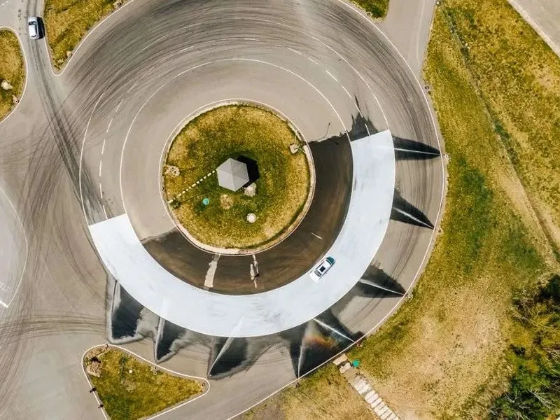 Jízda Teslou Model 3 – Performance highland 24 na polygonu v Hradci Králové
