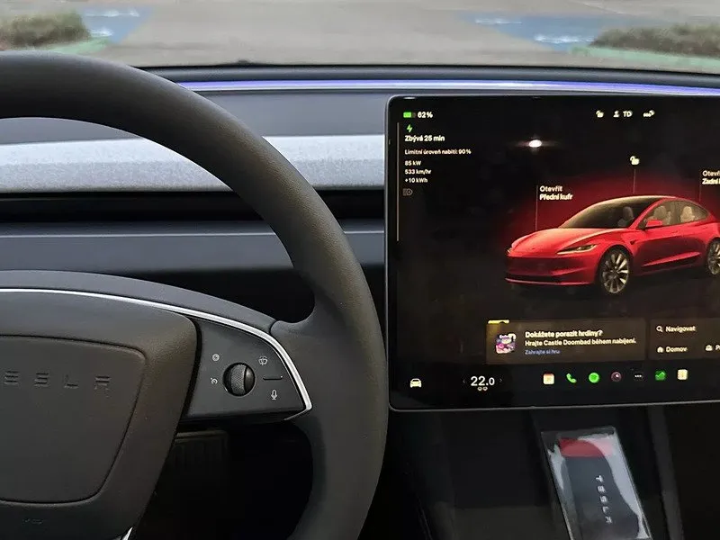 Jízda Teslou Model 3 – Performance highland 24 na polygonu v Hradci Králové