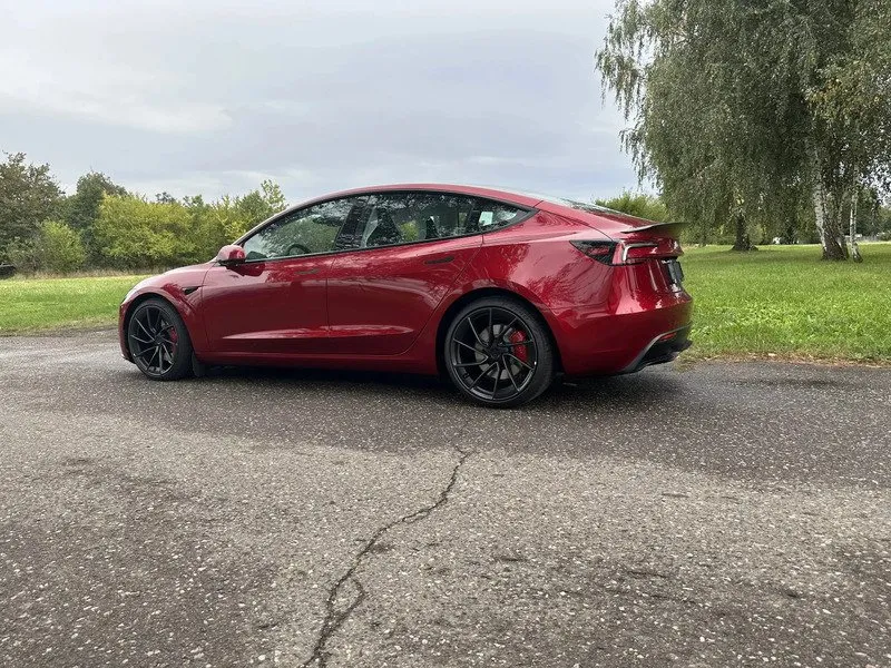 Jízda Teslou Model 3 – Performance highland 24 na polygonu v Hradci Králové