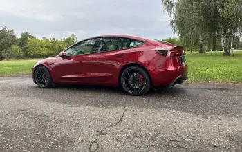 Jízda Teslou Model 3 – Performance highland 24 na polygonu v Hradci Králové