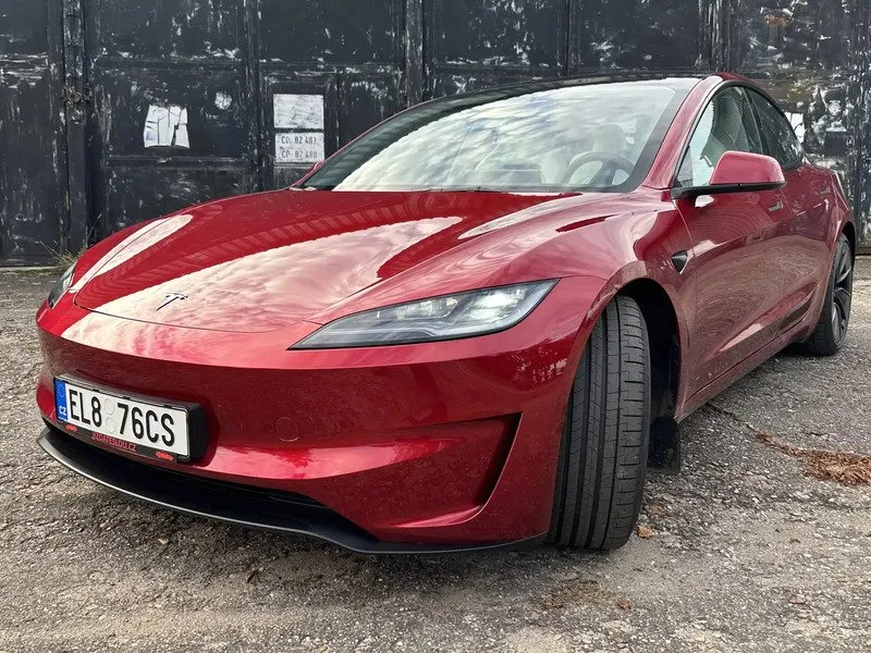 Jízda Teslou Model 3 – Performance highland 24 na polygonu v Hradci Králové