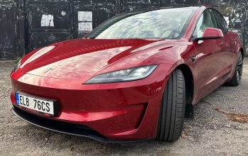 Jízda Teslou Model 3 – Performance highland 24 na polygonu v Hradci Králové