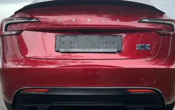 Jízda Teslou Model 3 – Performance highland 24 na polygonu v Hradci Králové