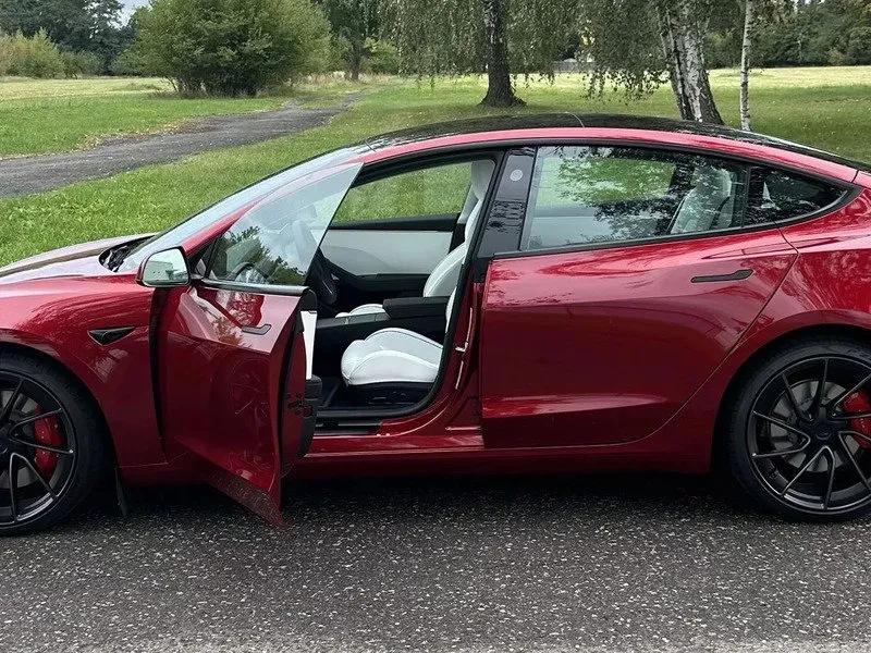 Jízda Teslou Model 3 – Performance highland 24 na polygonu v Hradci Králové