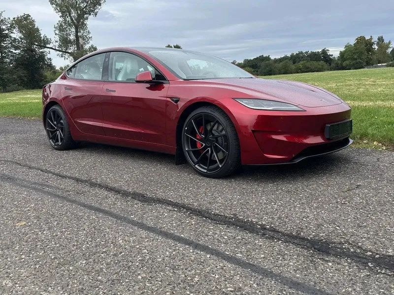 Jízda Teslou Model 3 – Performance highland 24 na polygonu v Hradci Králové