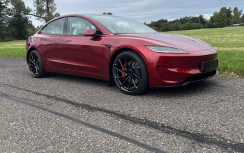 Jízda Teslou Model 3 – Performance highland 24 na polygonu v Hradci Králové