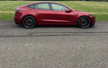 Jízda Teslou Model 3 – Performance highland 24 na polygonu v Hradci Králové