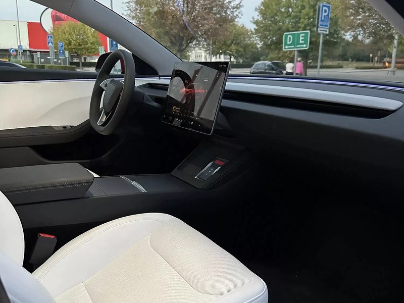 Jízda Teslou Model 3 – Performance highland 24 na polygonu v Hradci Králové