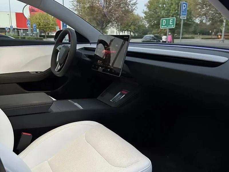 Jízda Teslou Model 3 – Performance highland 24 na polygonu v Hradci Králové