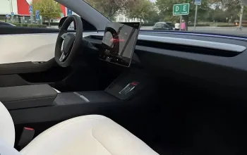Jízda Teslou Model 3 – Performance highland 24 na polygonu v Hradci Králové