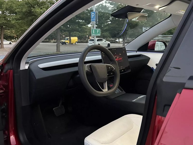 Jízda Teslou Model 3 – Performance highland 24 na polygonu v Hradci Králové