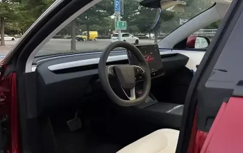 Jízda Teslou Model 3 – Performance highland 24 na polygonu v Hradci Králové