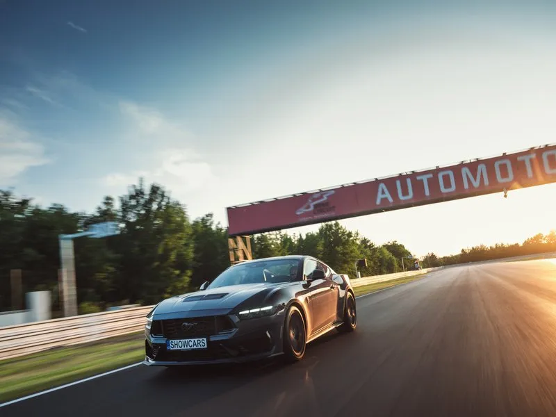 Jízda ve Ford Mustang Dark Horse na Masarykově okruhu