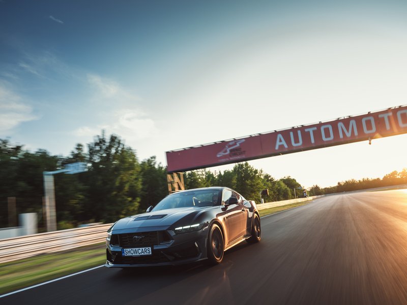 Jízda ve Ford Mustang Dark Horse na polygonu