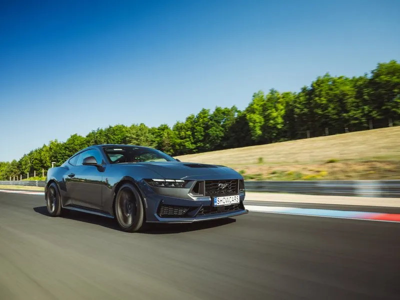 Jízda ve Ford Mustang Dark Horse na polygonu