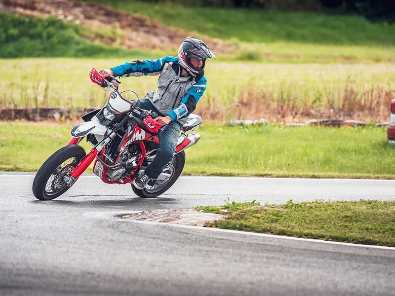 Testovacím jezdcem motocyklů BMW na okruhu