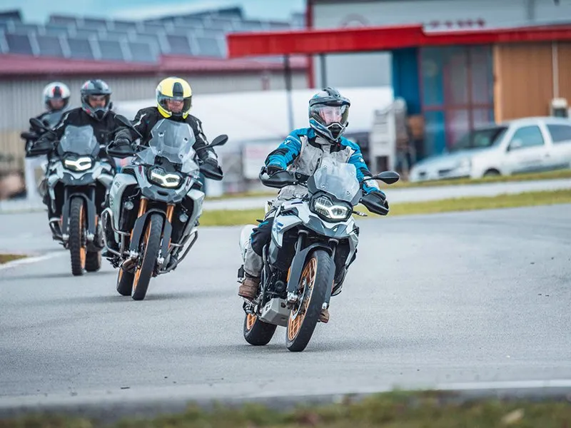 Testovacím jezdcem motocyklů BMW na okruhu