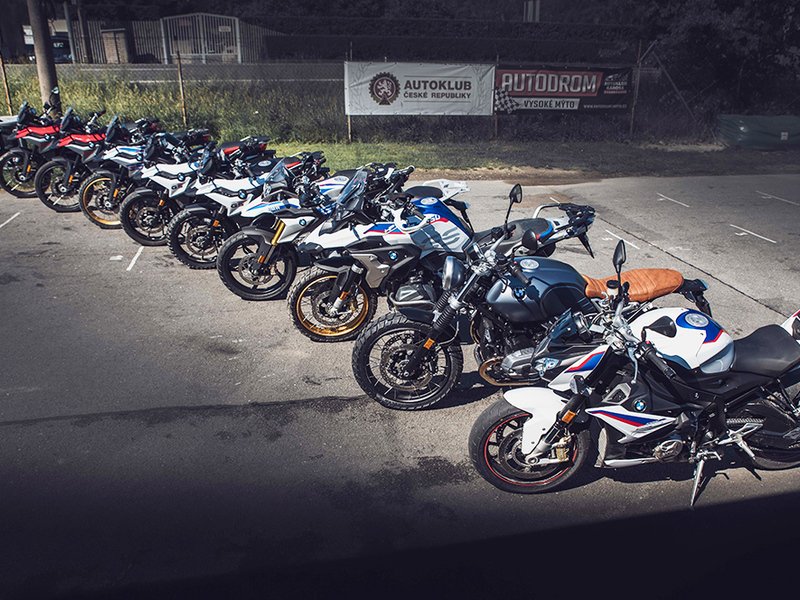 Testovacím jezdcem motocyklů BMW na okruhu