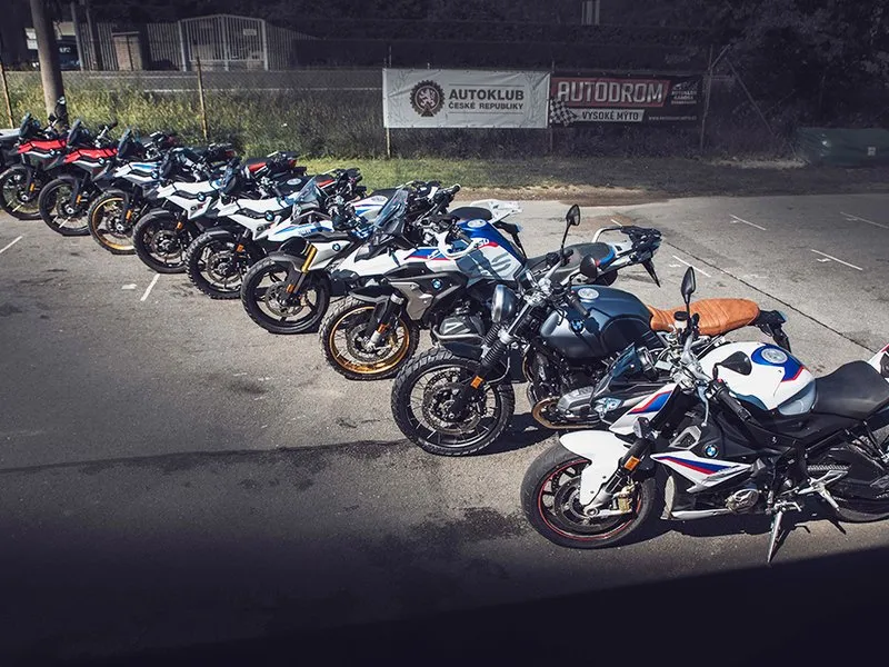 Testovacím jezdcem motocyklů BMW na okruhu