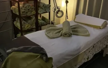 Omlazující kosmetická péče + faceliftingová masáž