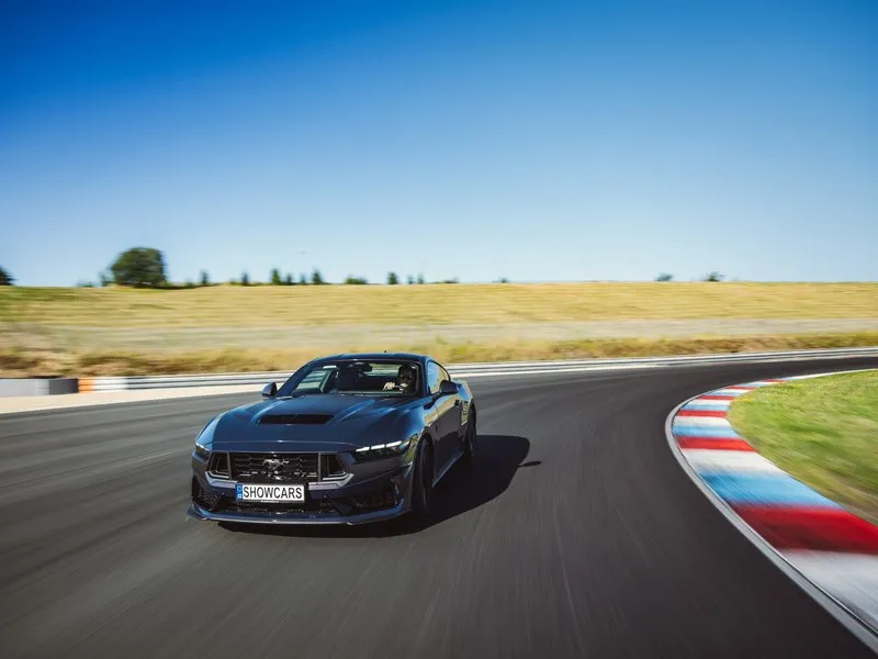 Jízda ve Ford Mustang Dark Horse 5.0 V8 na závodním okruhu, Most