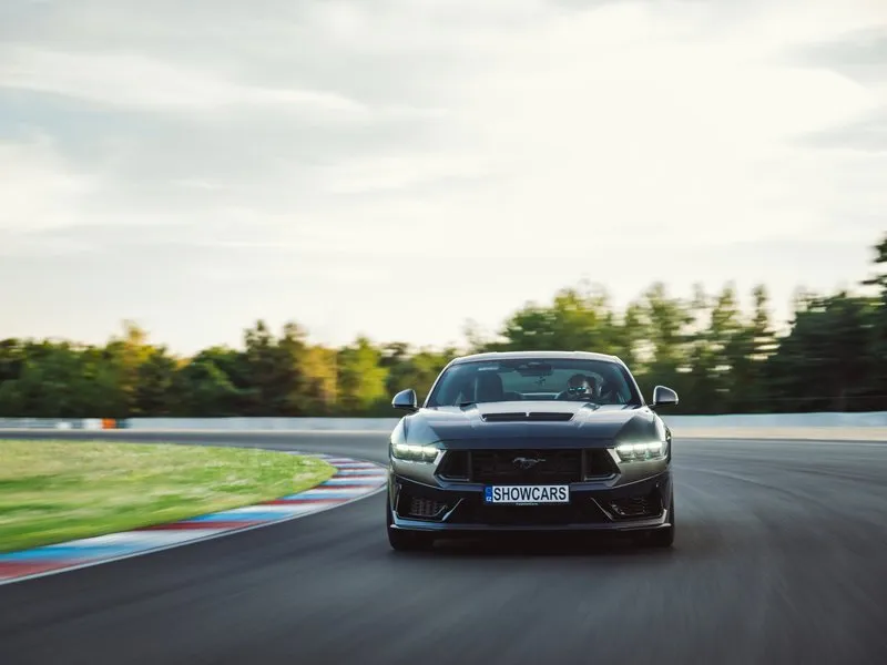 Jízda ve Ford Mustang Dark Horse 5.0 V8 na závodním okruhu, Most