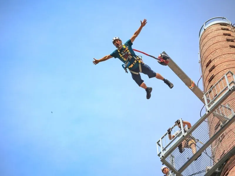 Adrenalinový seskok z komína